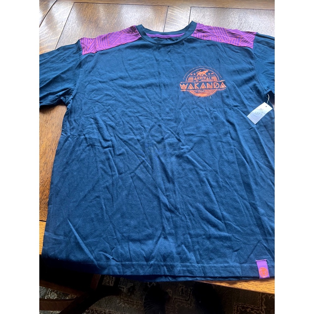 NEW Marvel Black Panther Wakanda Arrival Port Bashenga LS Shirt M
Shirt Mens M